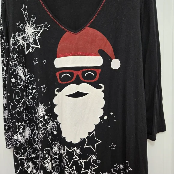 T9251004 Vanilla Sugar Black and Red Santa V-neck Tee. - Picture 3 of 8